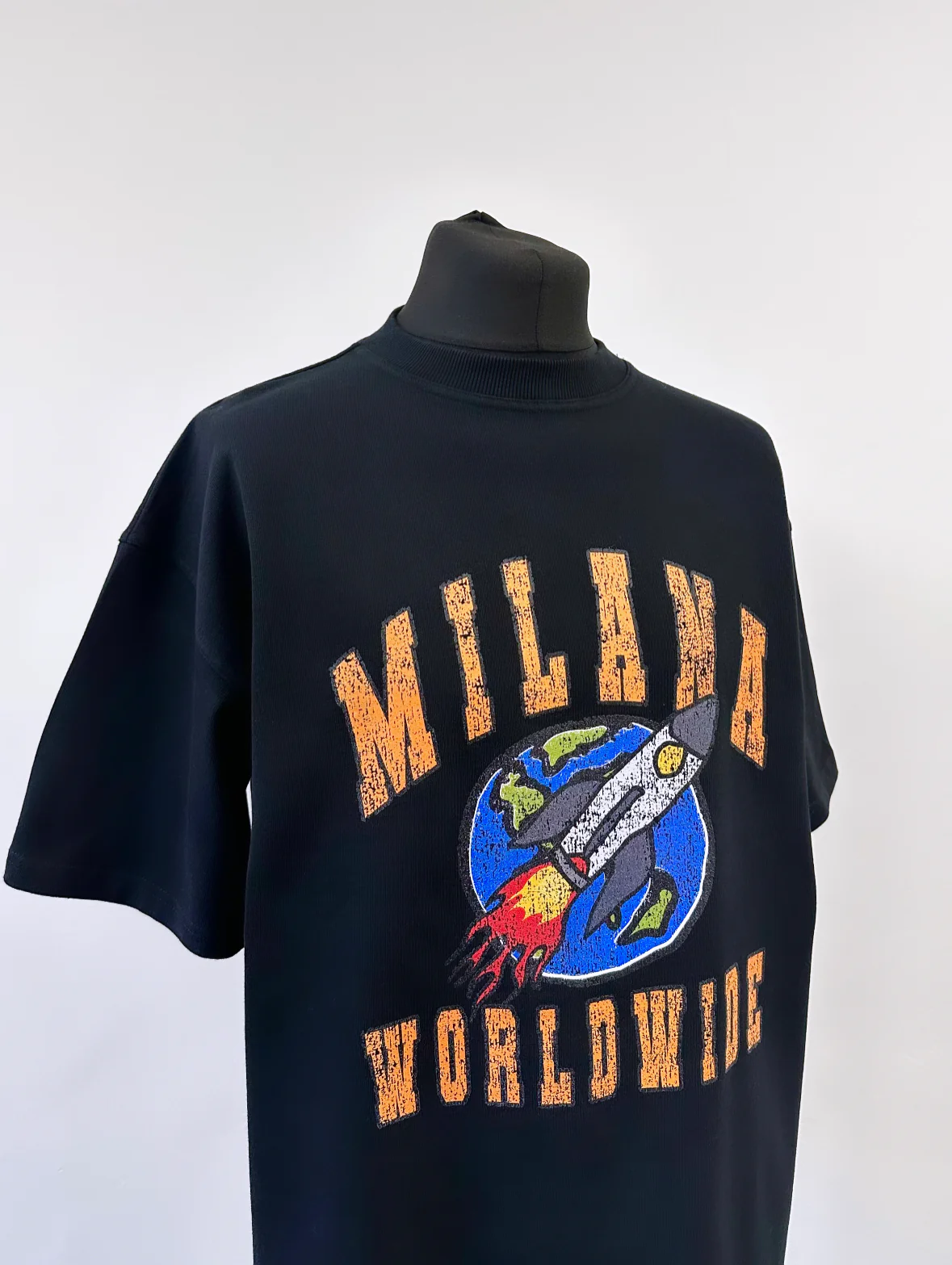 Black Worldwide Heavyweight T-shirt. - Image 4
